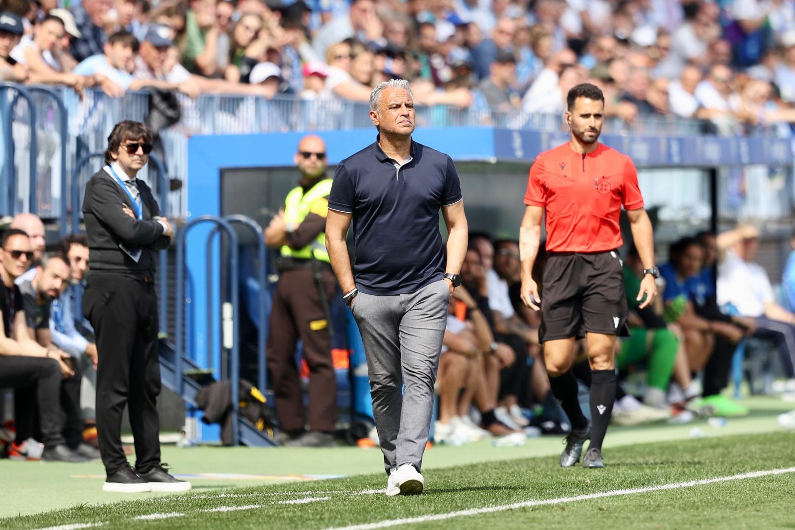Sergio Pellicer, entrenador del Málaga CF, durante el partido.