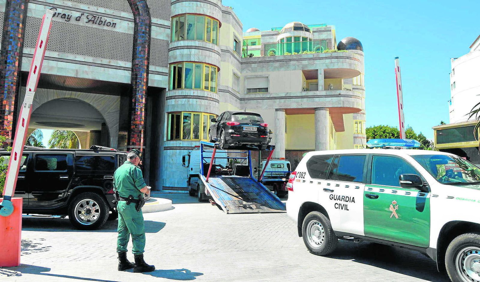 El automóvil marca Hammer, a la izquierda, y el Infiniti ya subido en la grúa, ambos propiedad de la familia El Asad, ayer, ya intervenidos por la Guardia Civil en Grey D'Albion.
