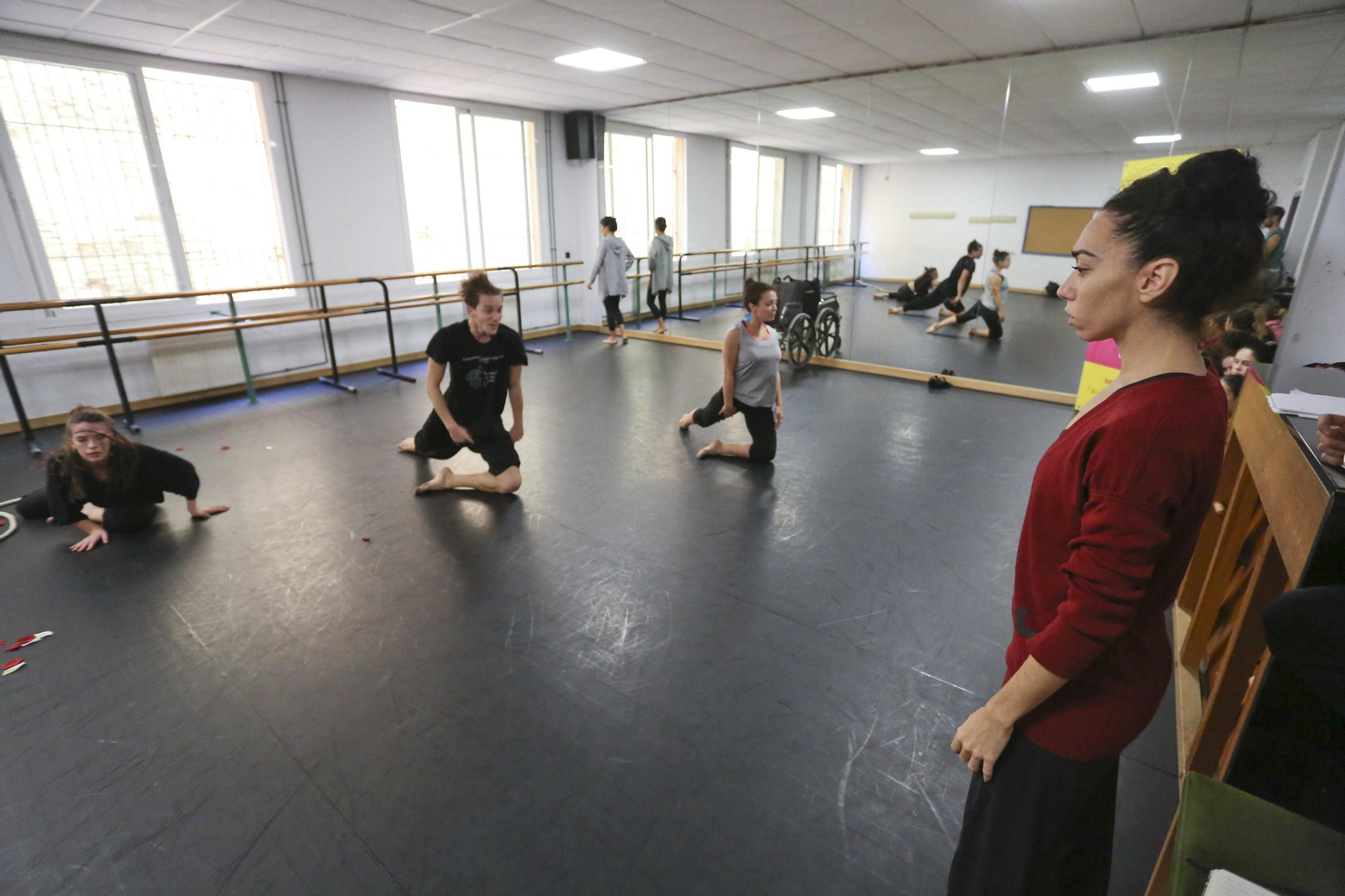 Nieves Rosales da instrucciones a los intérpretes, durante un ensayo.