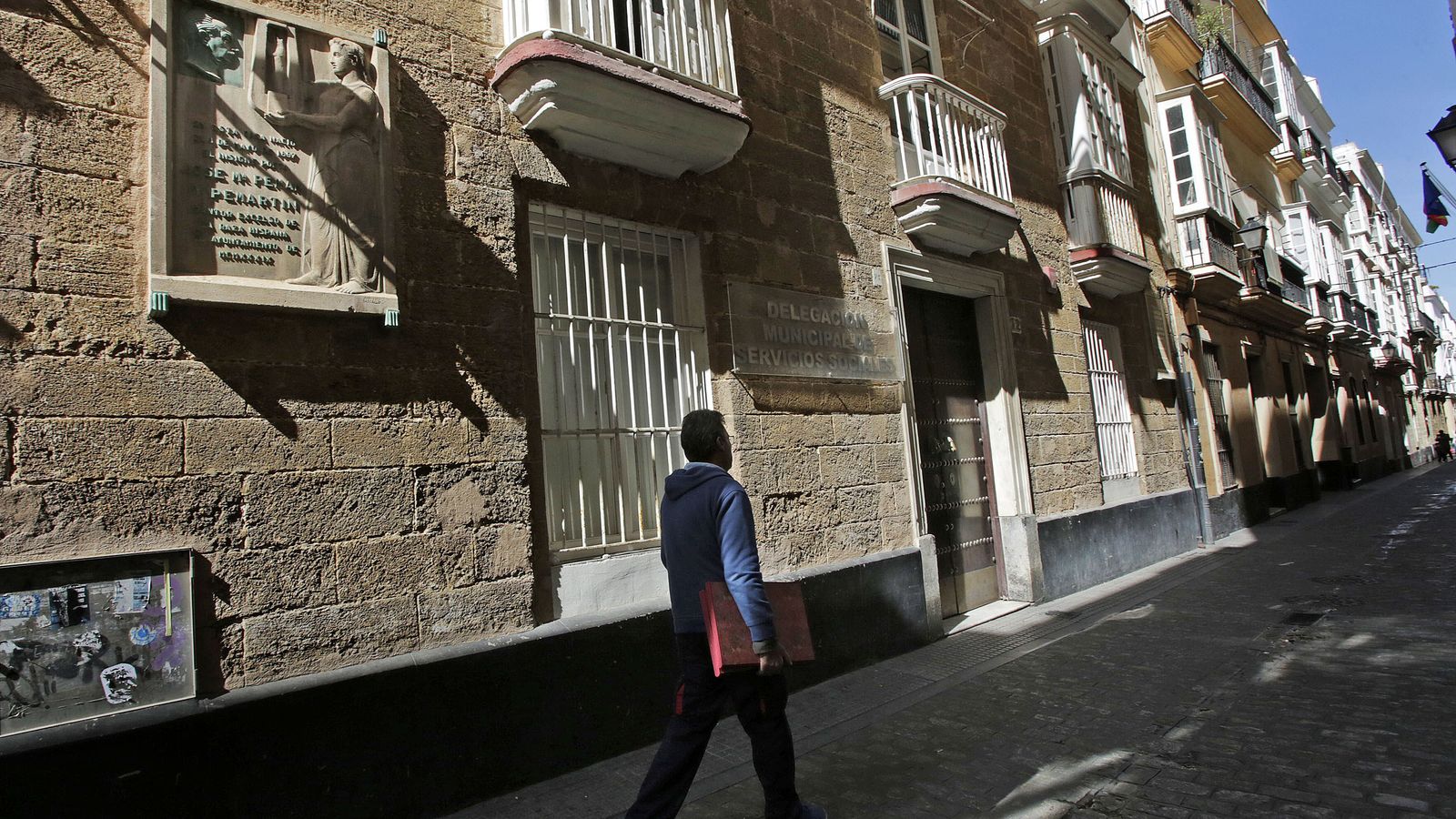 Imagen de la placa dedicada a José María Pemán.