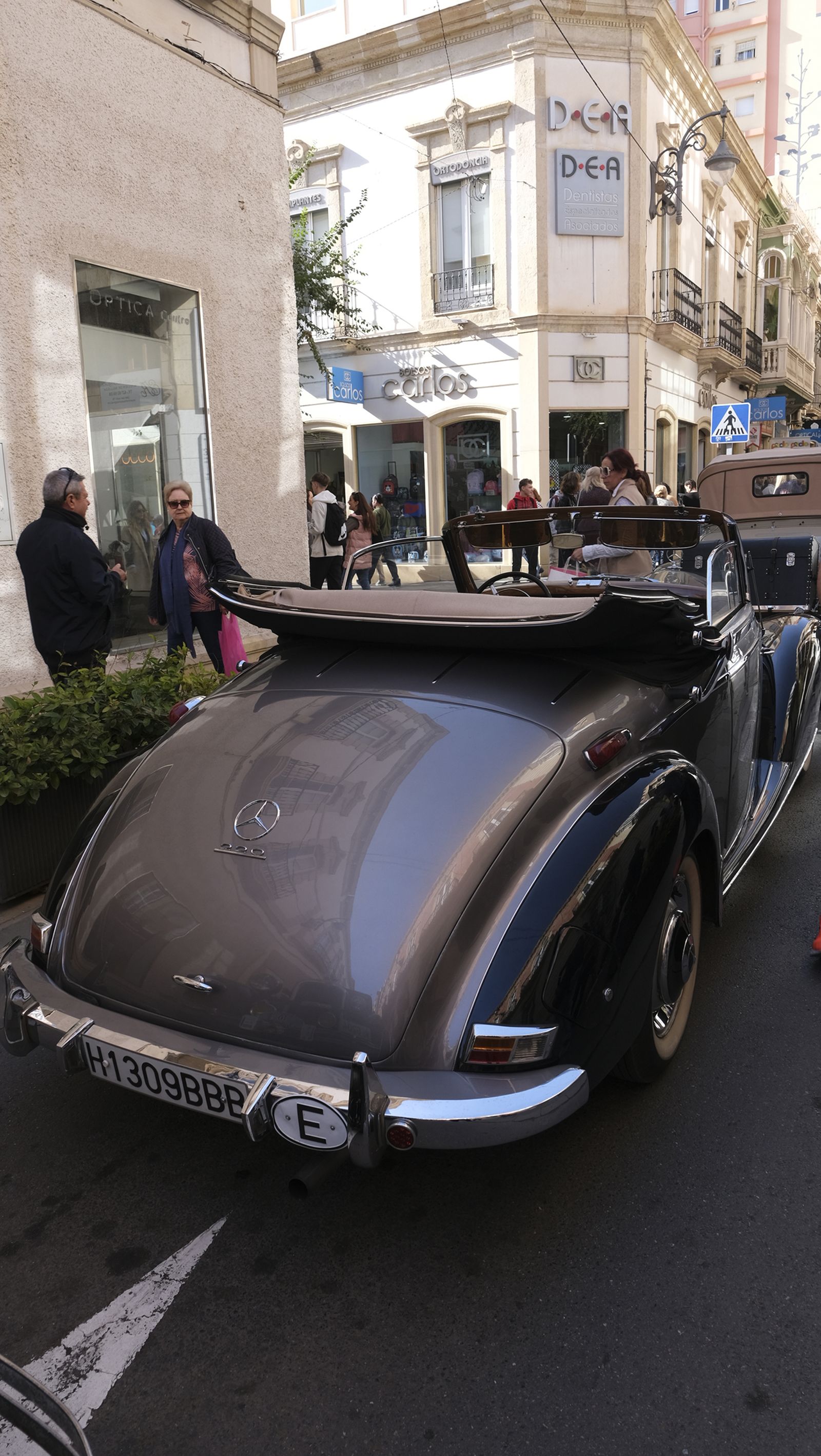La 33 Ruta de Automóviles Antiguos toma las calles de Almería