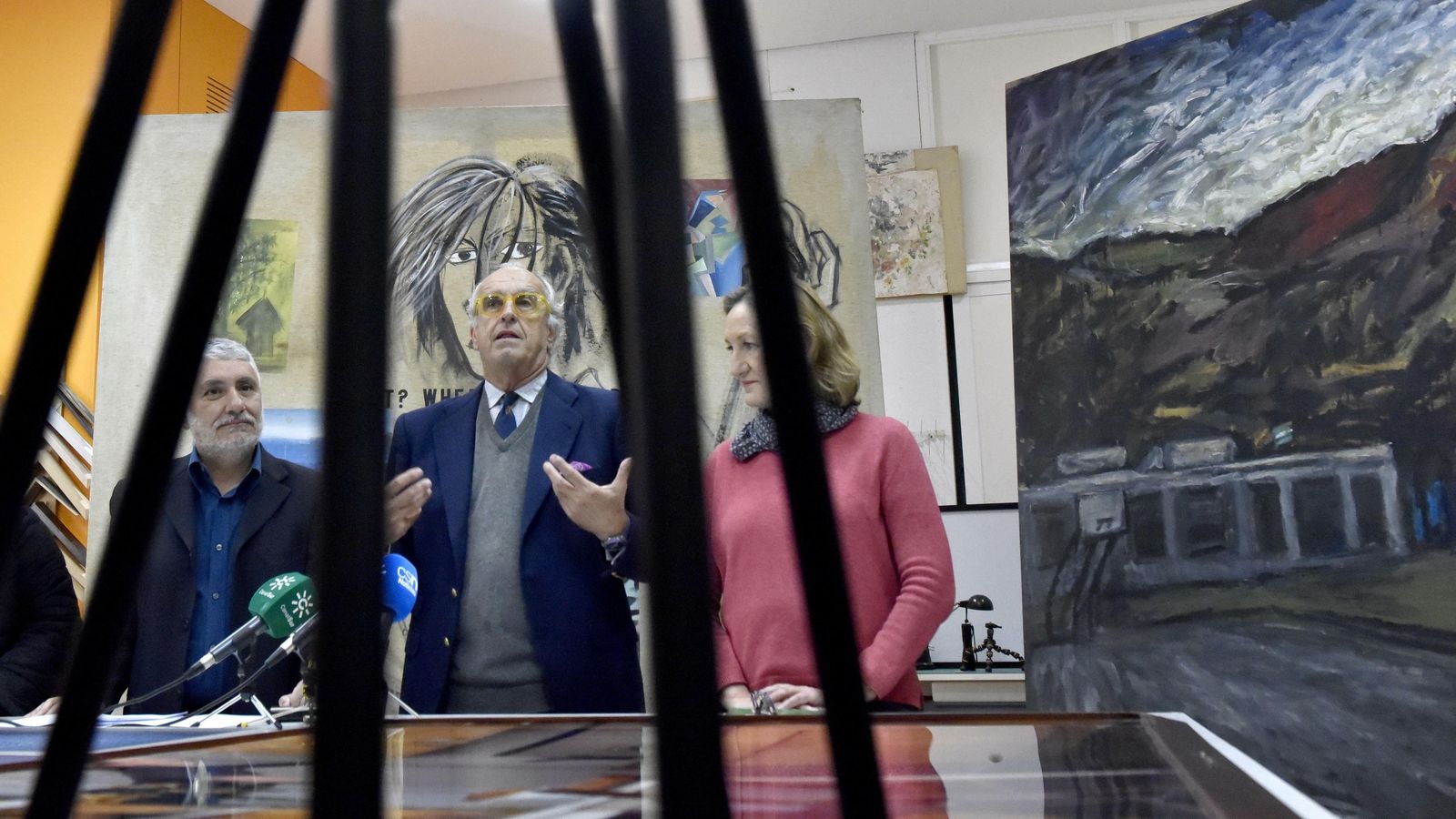 Álvarez Reyes, Pepe Cobo y Sánchez Estrella, en el taller de restauración del CAAC.