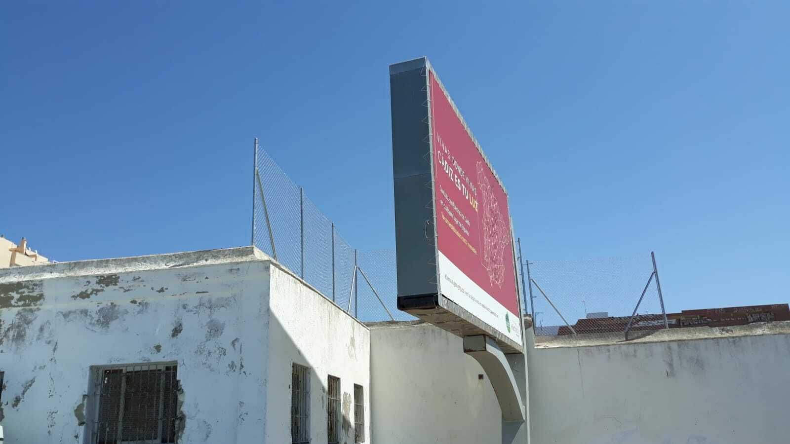 Valla colocada en la tapia del antiguo cementerio de San José.