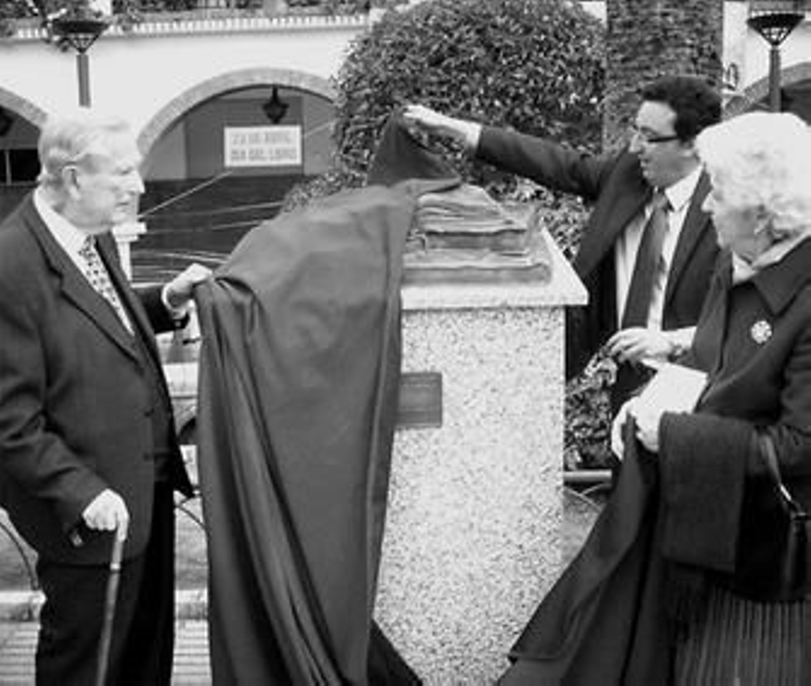 El alcalde fue el encargado de descubrir la nueva estatua. El alcalde fue el encargado de descubrir la nueva estatua.