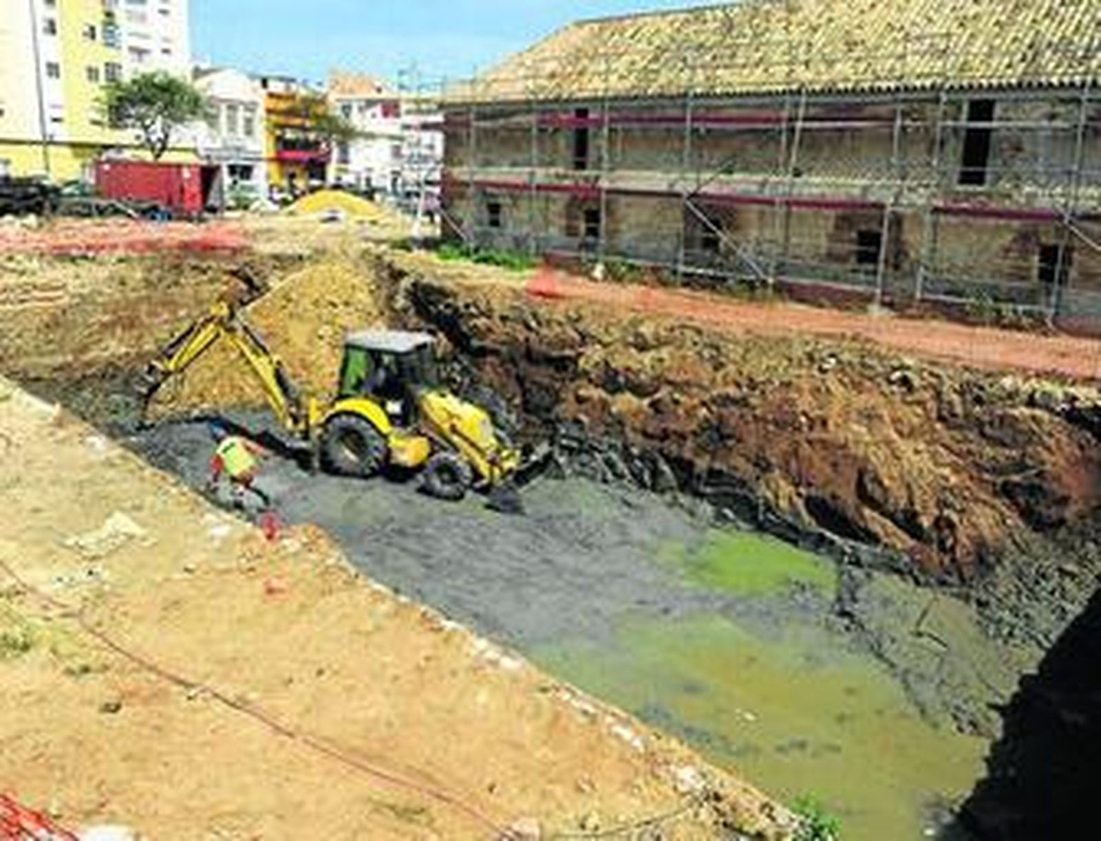 Operarios trabajando en la trasera del Zaporito, en la que se aprecia la profundidad del caño y el edifico casi concluido.