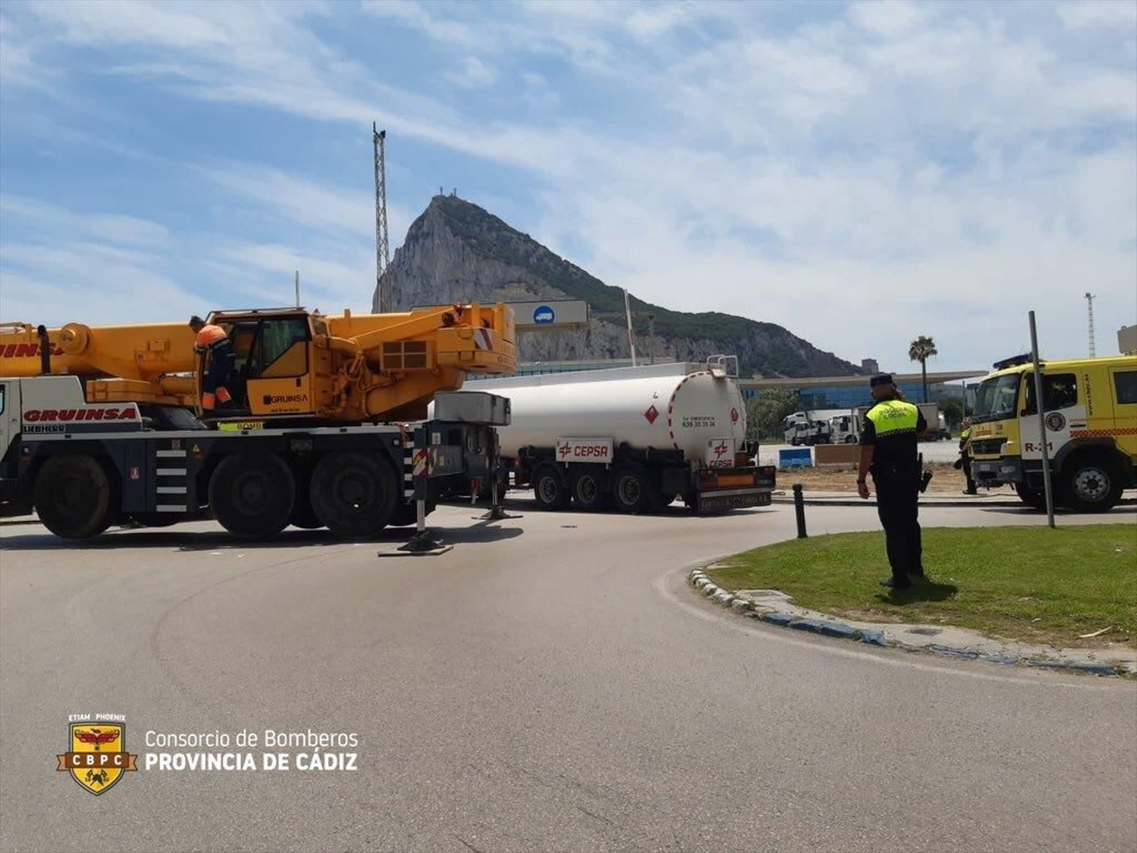 La intervención de los bomberos, Policía Local y una grúa, en el lugar del accidente.