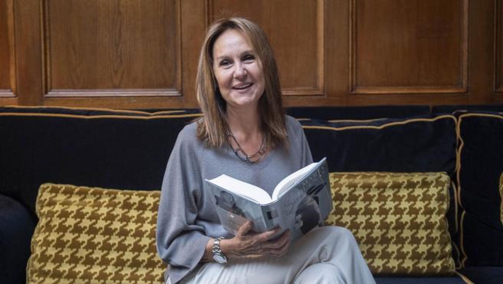 María Dueñas junto a su última novela