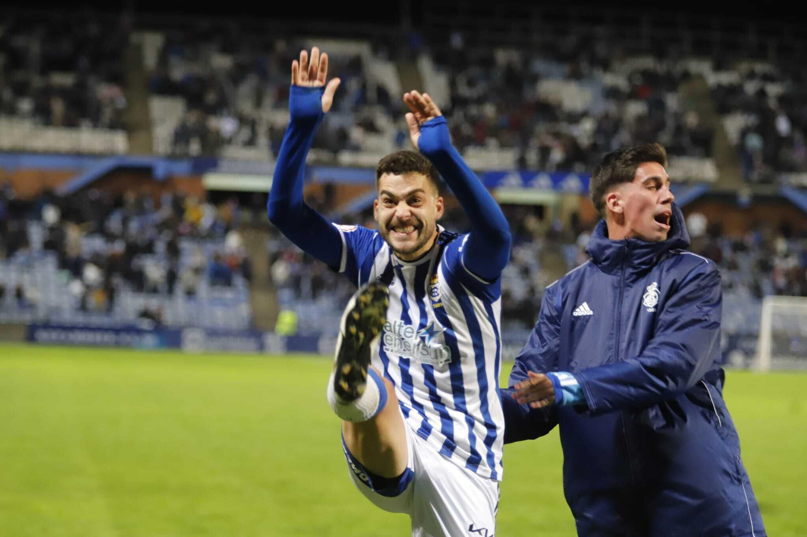 Luis Alcalde celebra su gol al Recreativo Granada.