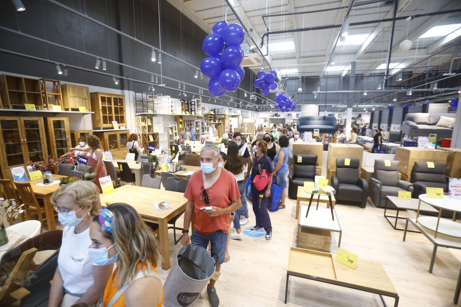 Día de apertura en el parque comercial Los Patios de Azahara de Córdoba, en imágenes