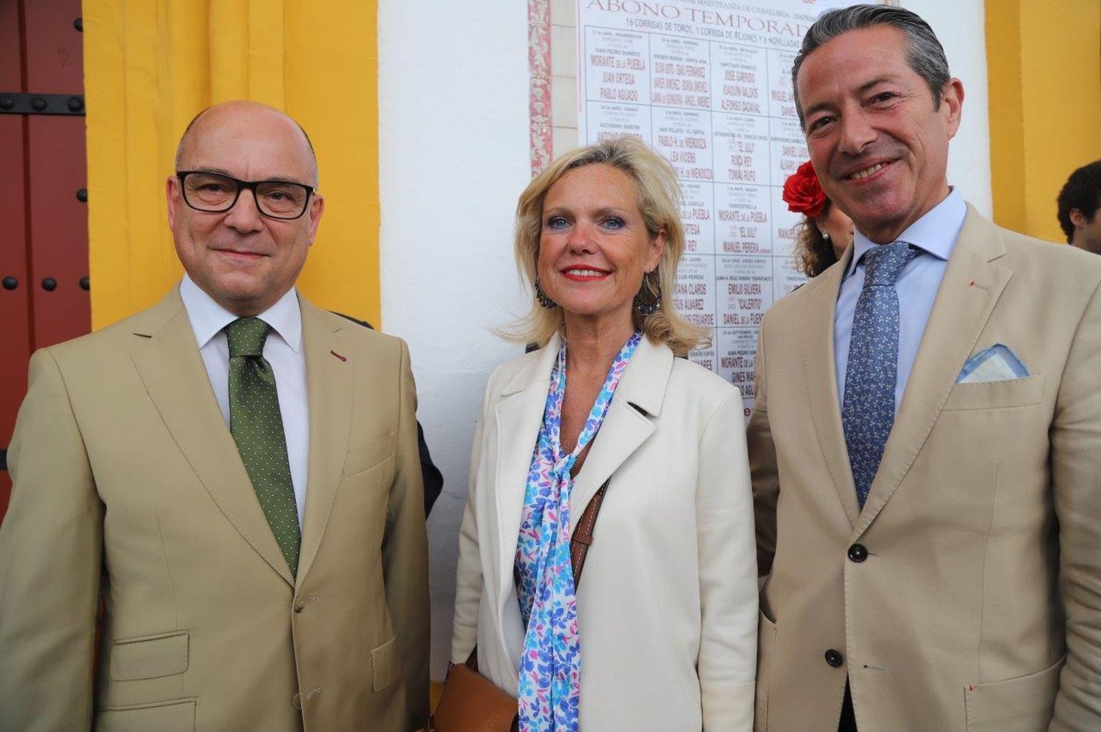 Los famosos y autoridades en los toros el lunes de Feria de Abril