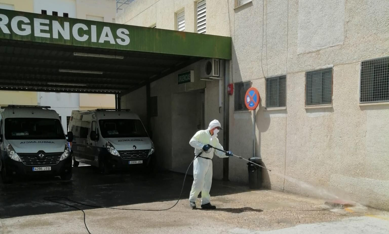 Un operario desinfecta la entrada a las Urgencias del Centro de Salud de Baena. Un operario desinfecta la entrada a las Urgencias del Centro de Salud de Baena.