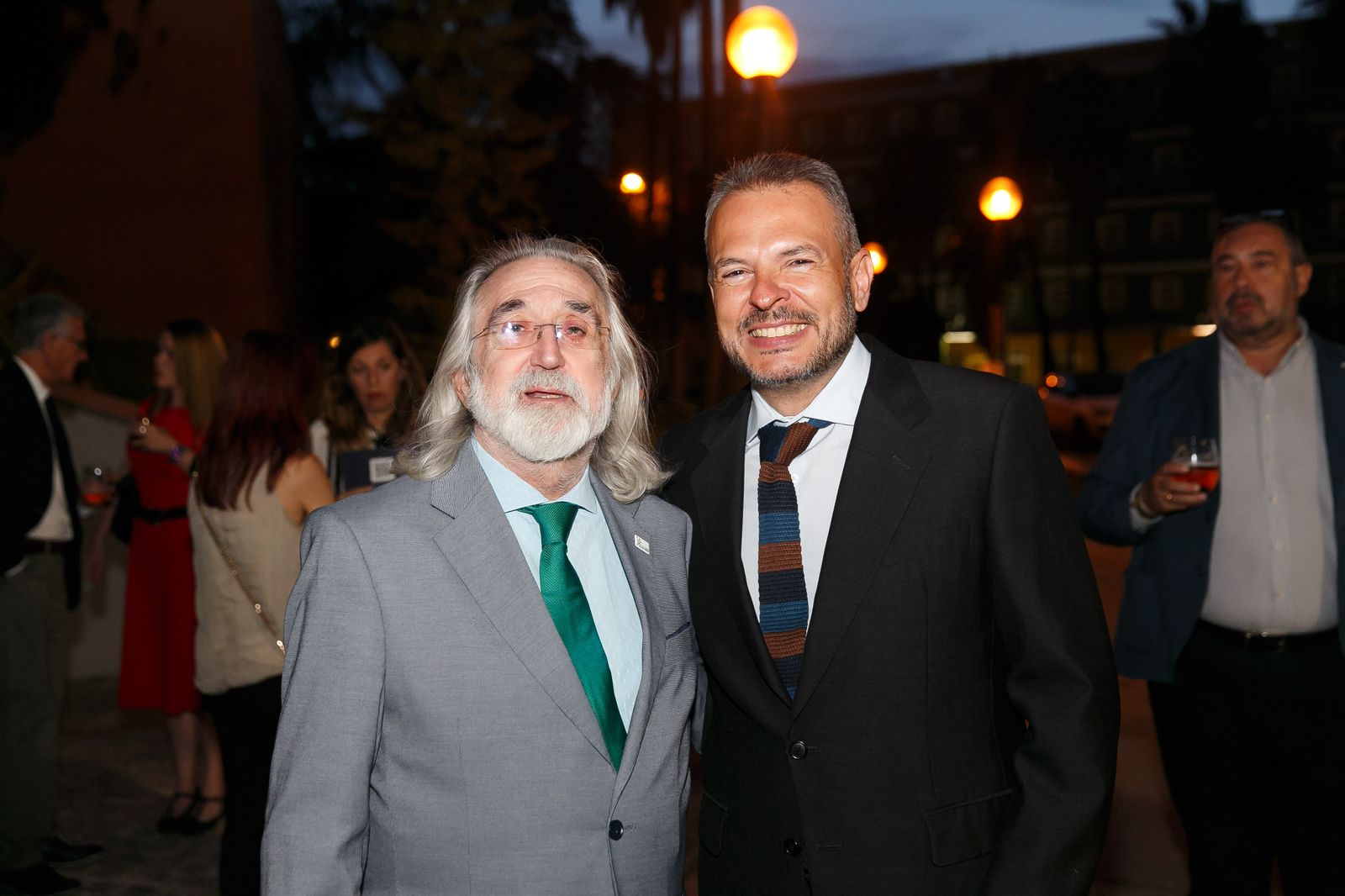 El presidente de la Asociación AK Guerrero, Antonio Guerrero, y el vicerrector de Cultura y Políticas Sociales de la UPO, David Cobos.