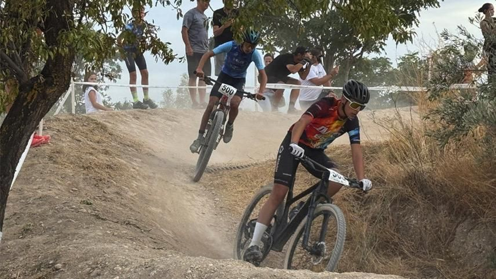 Dos 'bikers' en plena acción