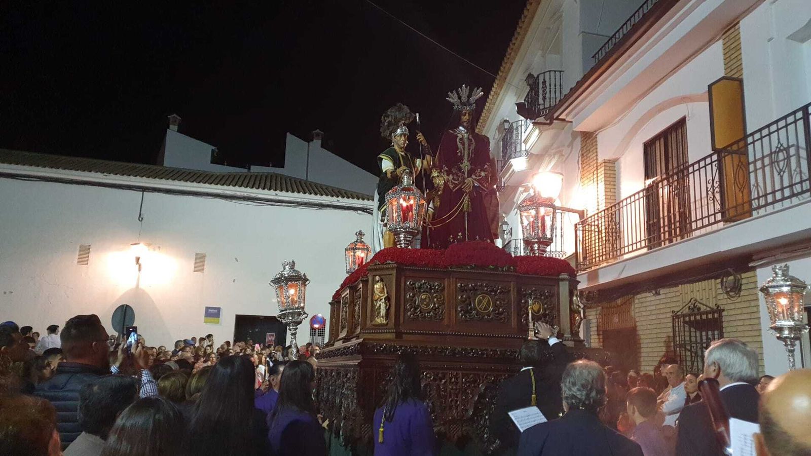 Jueves Santo en Castro del Río: La procesión de la Santa Vera Cruz, en imágenes