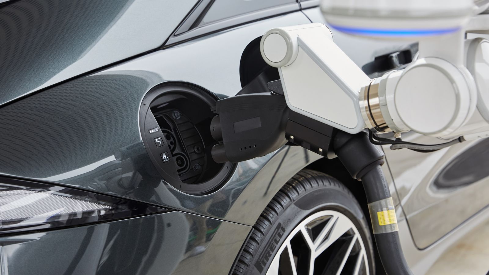 Con sistema roboticos es posible realizar la carga de varios vehículos con una sola infraestructura automáticamente.