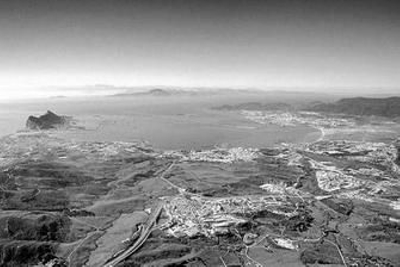 Vista aérea de la bahía y de los municipios costeros del Campo de Gibraltar.