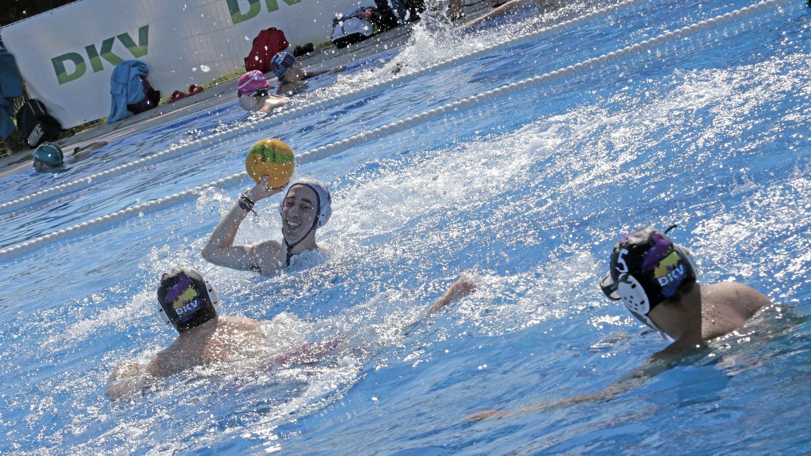 Imágenes de las actividades de waterpolo inclusivo DkV, Ayuntamiento y varias asociaciones en Piscina Jerez Arena Village