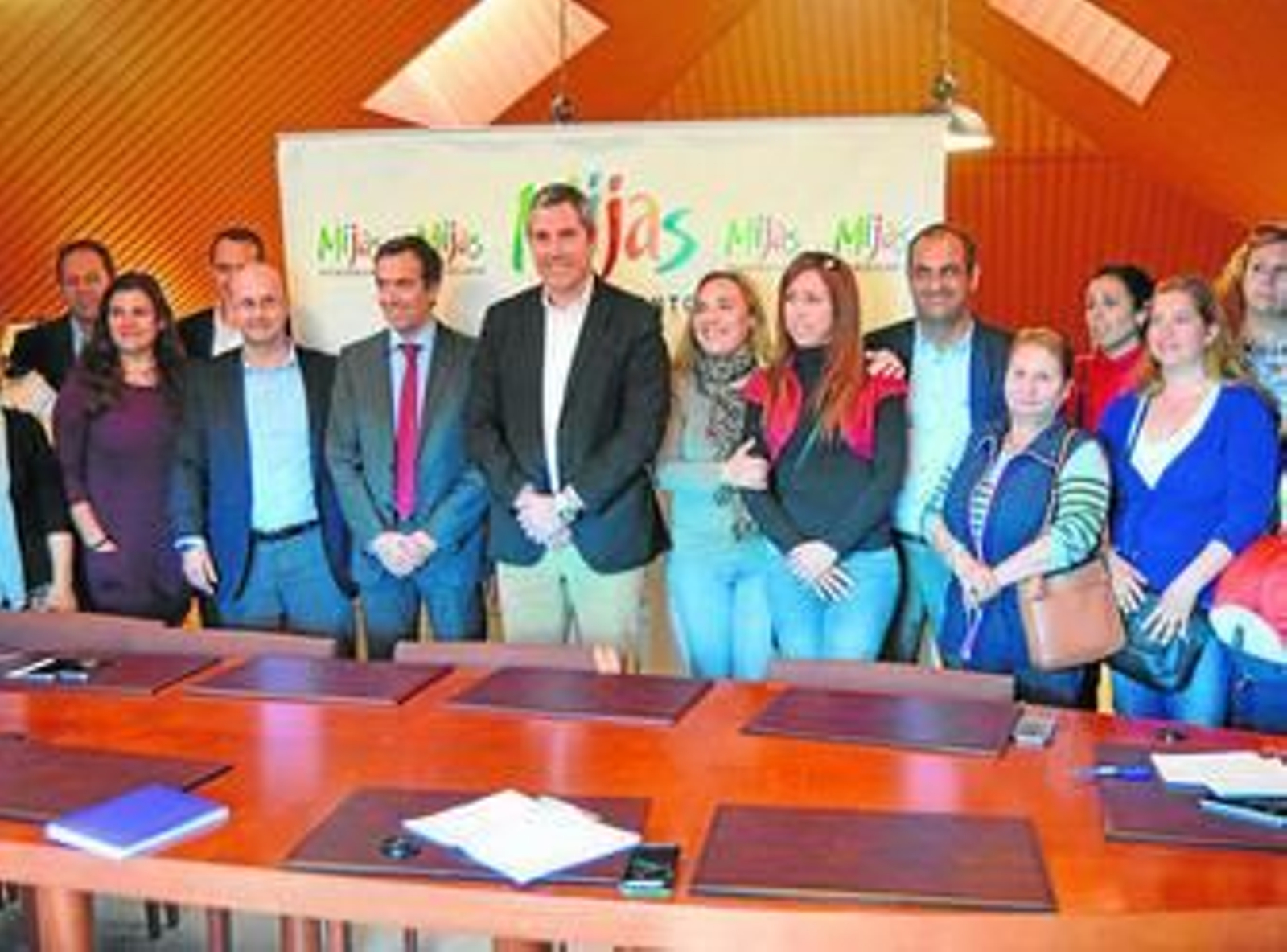 El alcalde de Mijas, Juan Carlos Maldonado, junto con padres del CEIP Indira Gandhi.
