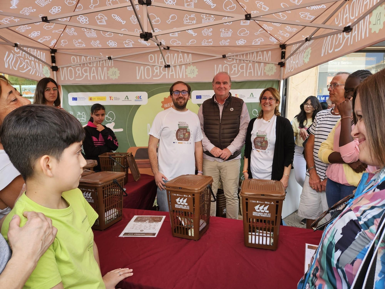 Entrega de contenedores marrones.
