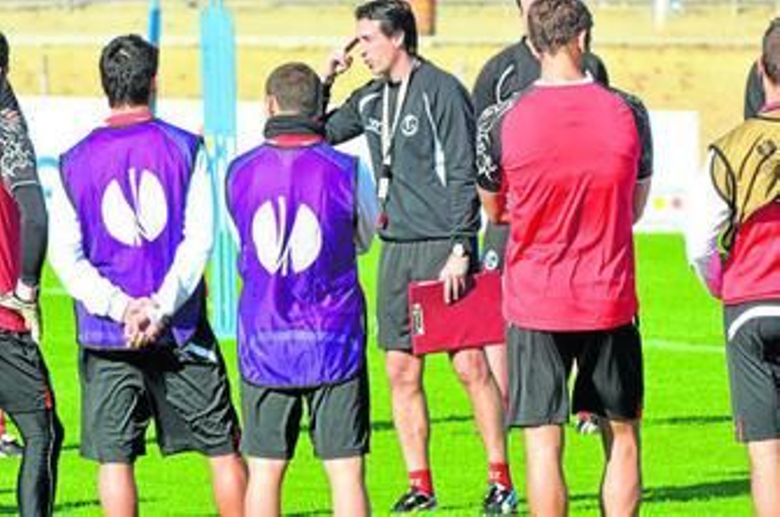 Unai Emery trataba de mentalizar ayer a sus jugadores en los primeros minutos del entrenamiento.