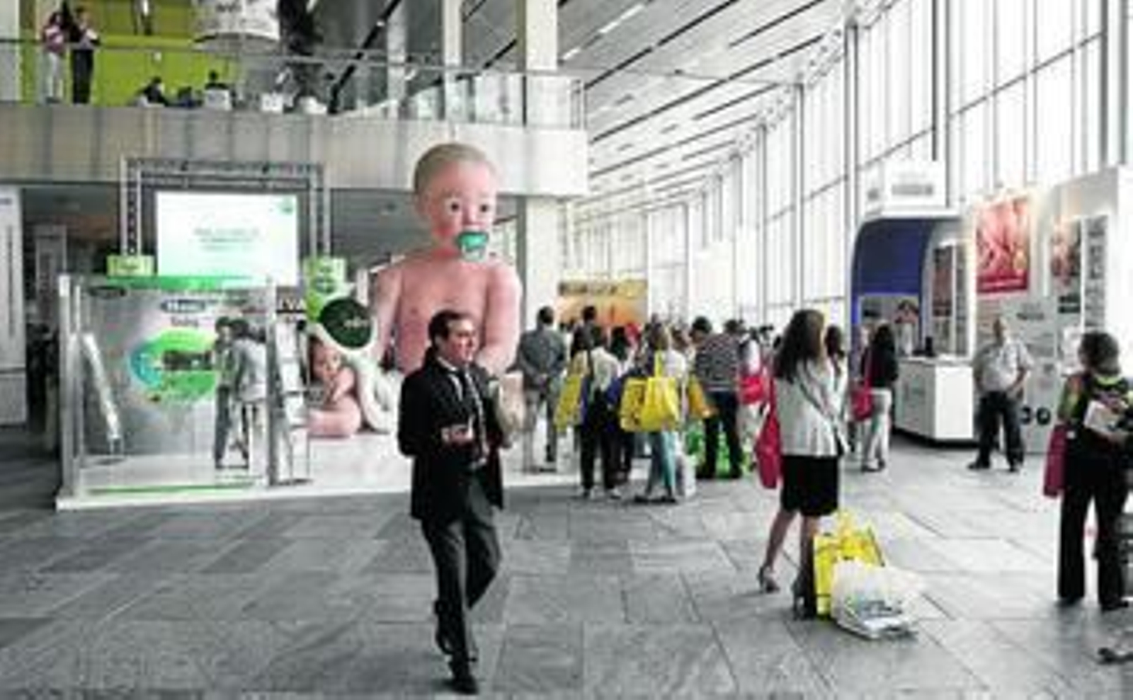 'Stands' instalados en el nuevo centro de congresos Fibes Sevilla para el encuentro de Pediatría.