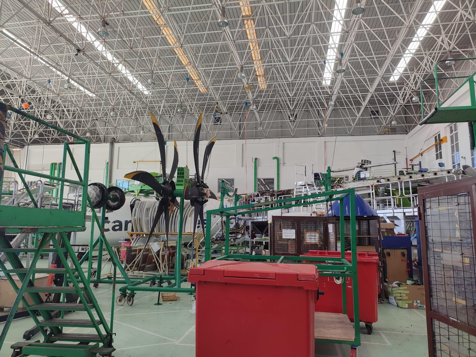 Un paseo en imágenes por el hangar de Binter, donde se revisan los aviones que vuelan a Córdoba