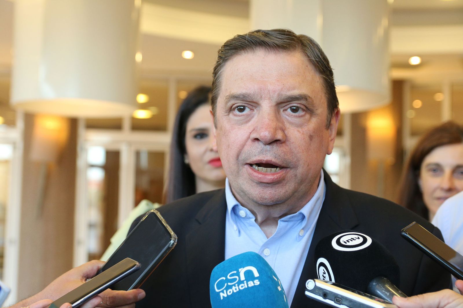 Fotogalería del ministro de Agricultura, Luis Planas, en un acto del PSOE de Almería