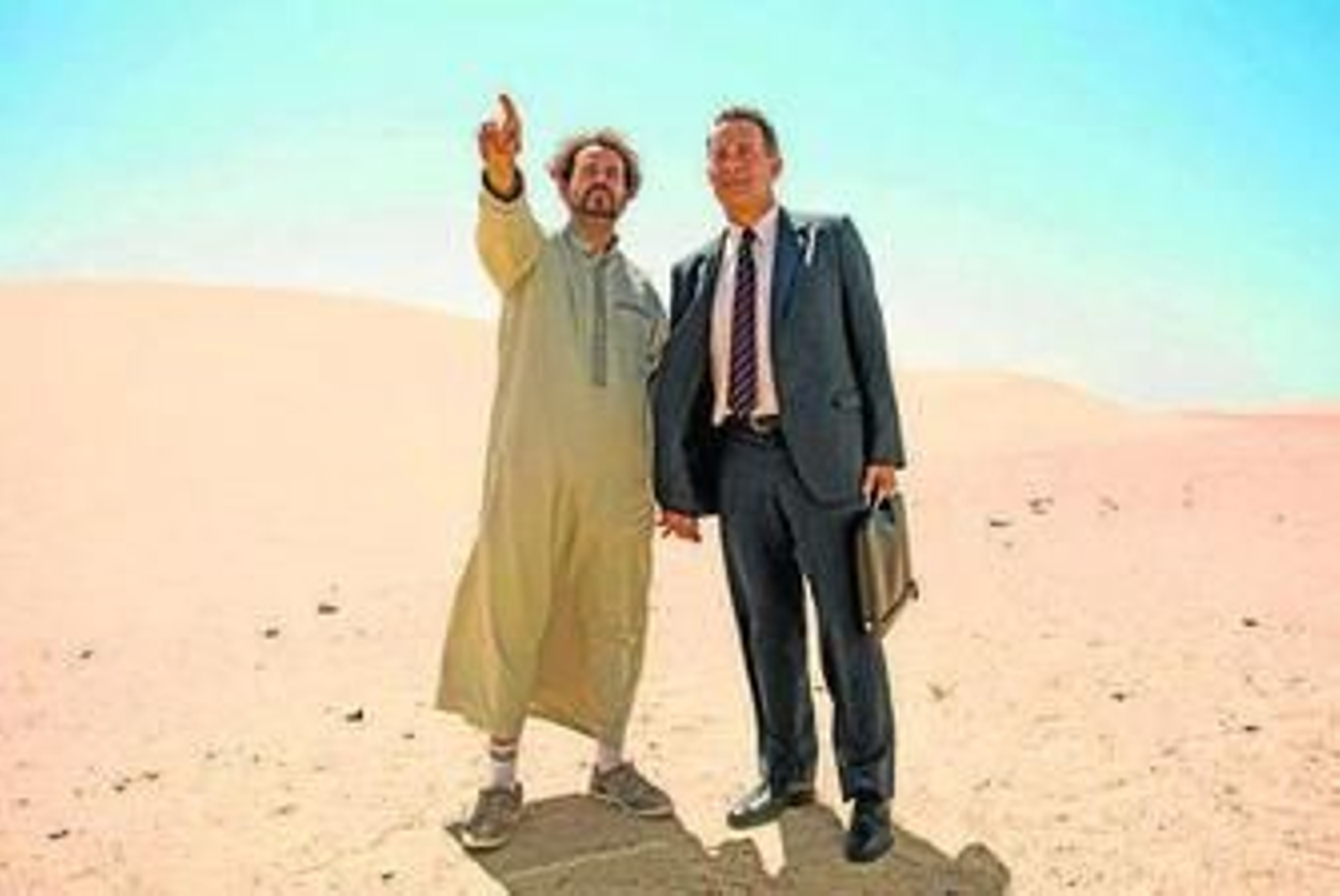 Tom Hanks, a la derecha, en una escena de la película de Tom Tykwer.