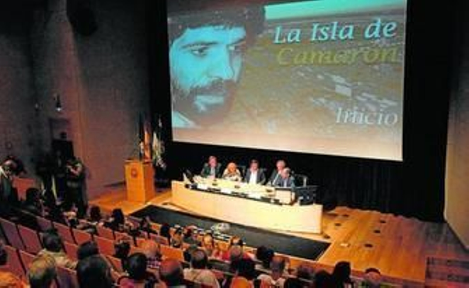 Momento de la presentación del documental 'La Isla de Camarón', ayer en el centro de congresos.