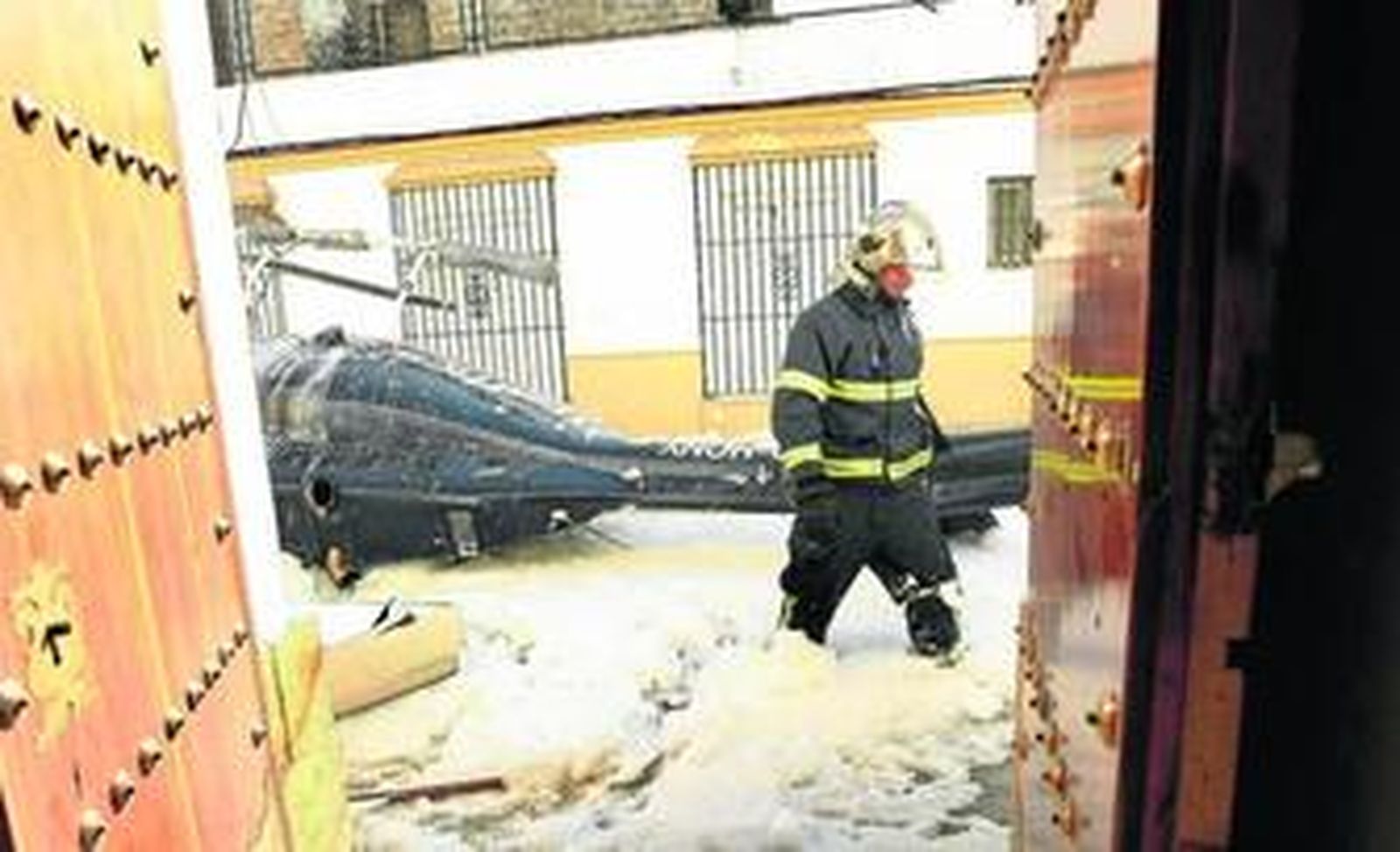 El helicóptero derribado, visto desde el interior de una de las fincas ubicadas en la calle San Juan.