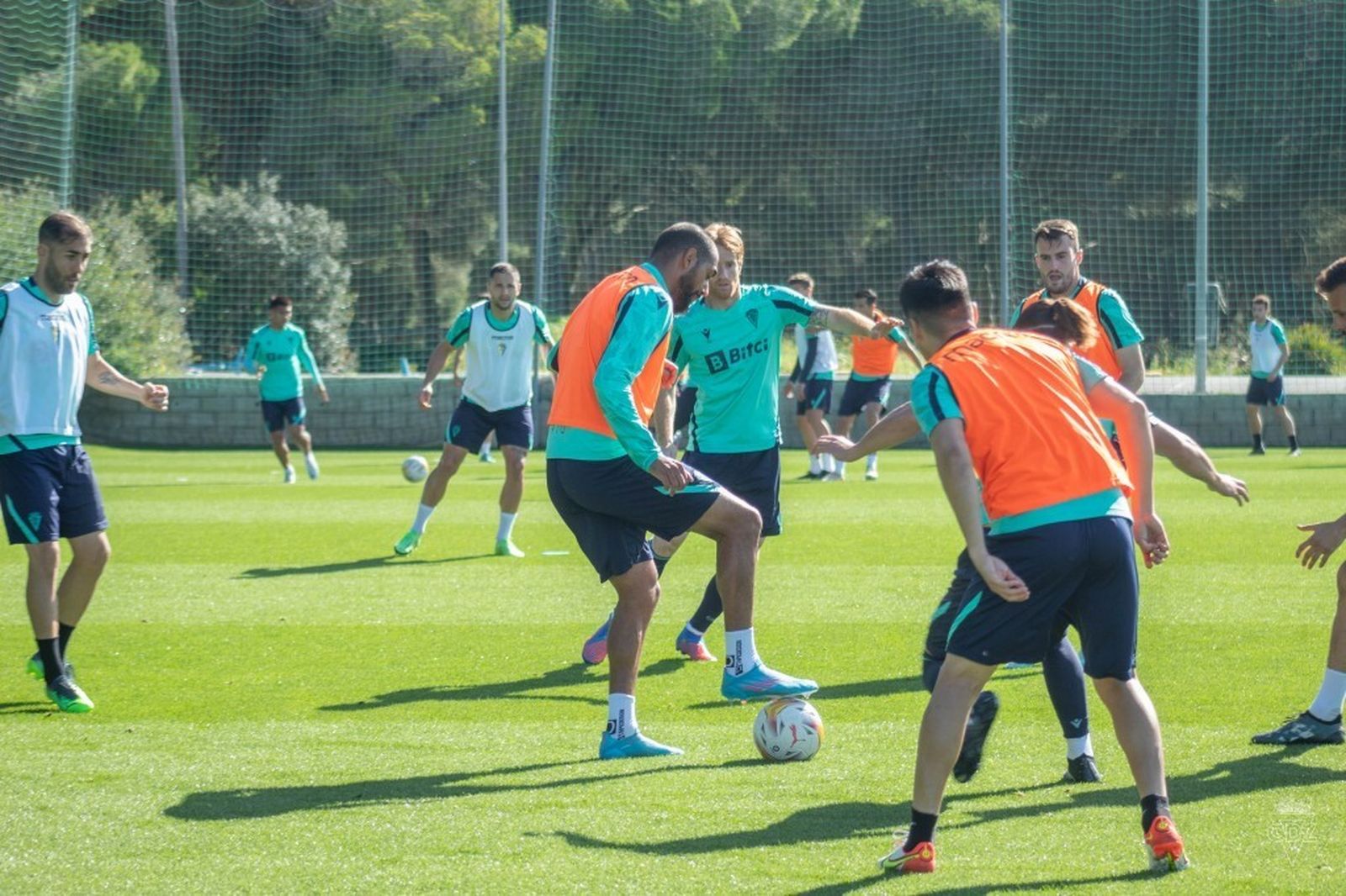 Fali pisa el balón ante la estrecha vigilancia de varios compañeros.