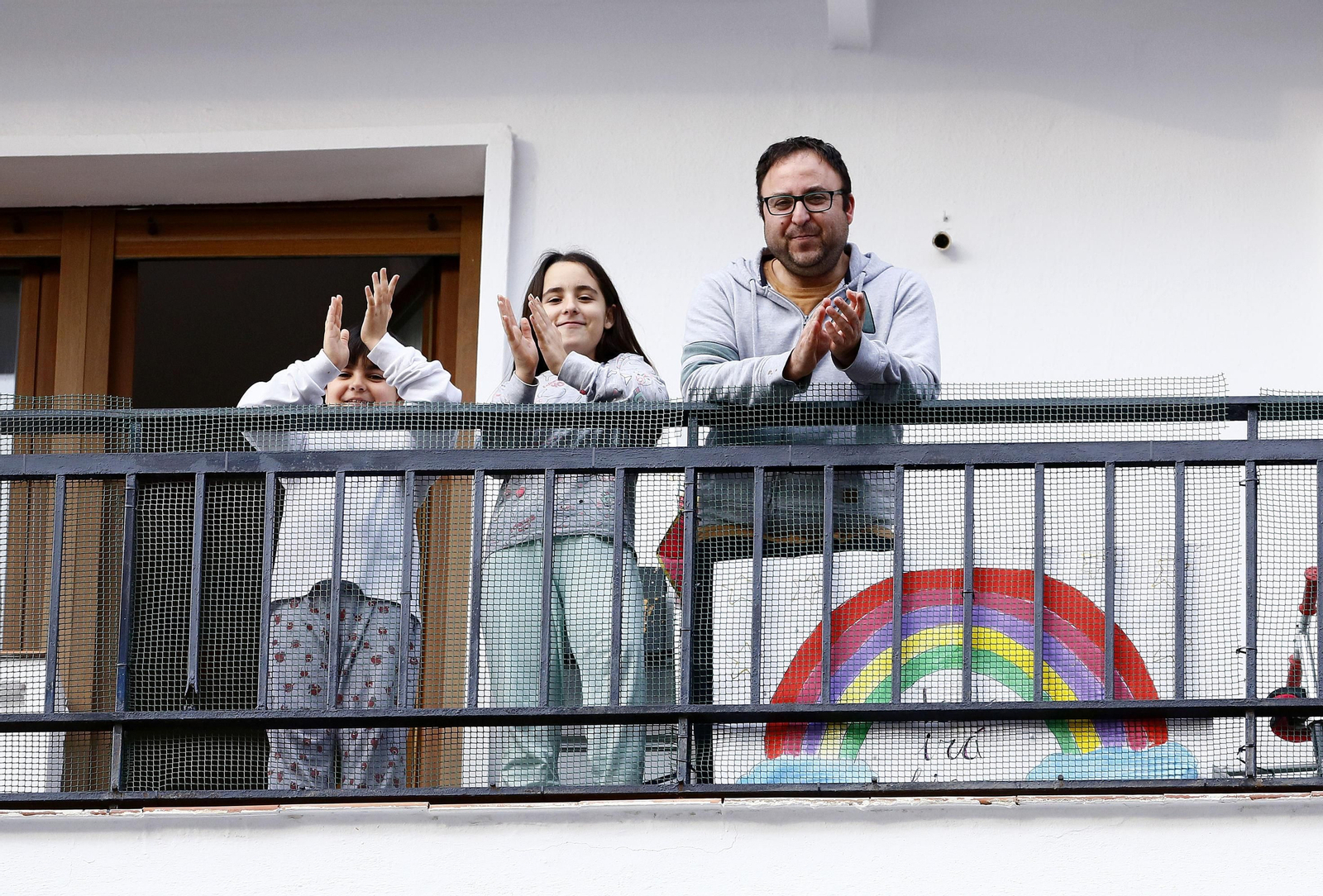 Coronavirus: El primer día de aplausos en Málaga en el que el sol aún no ha caído, en fotos