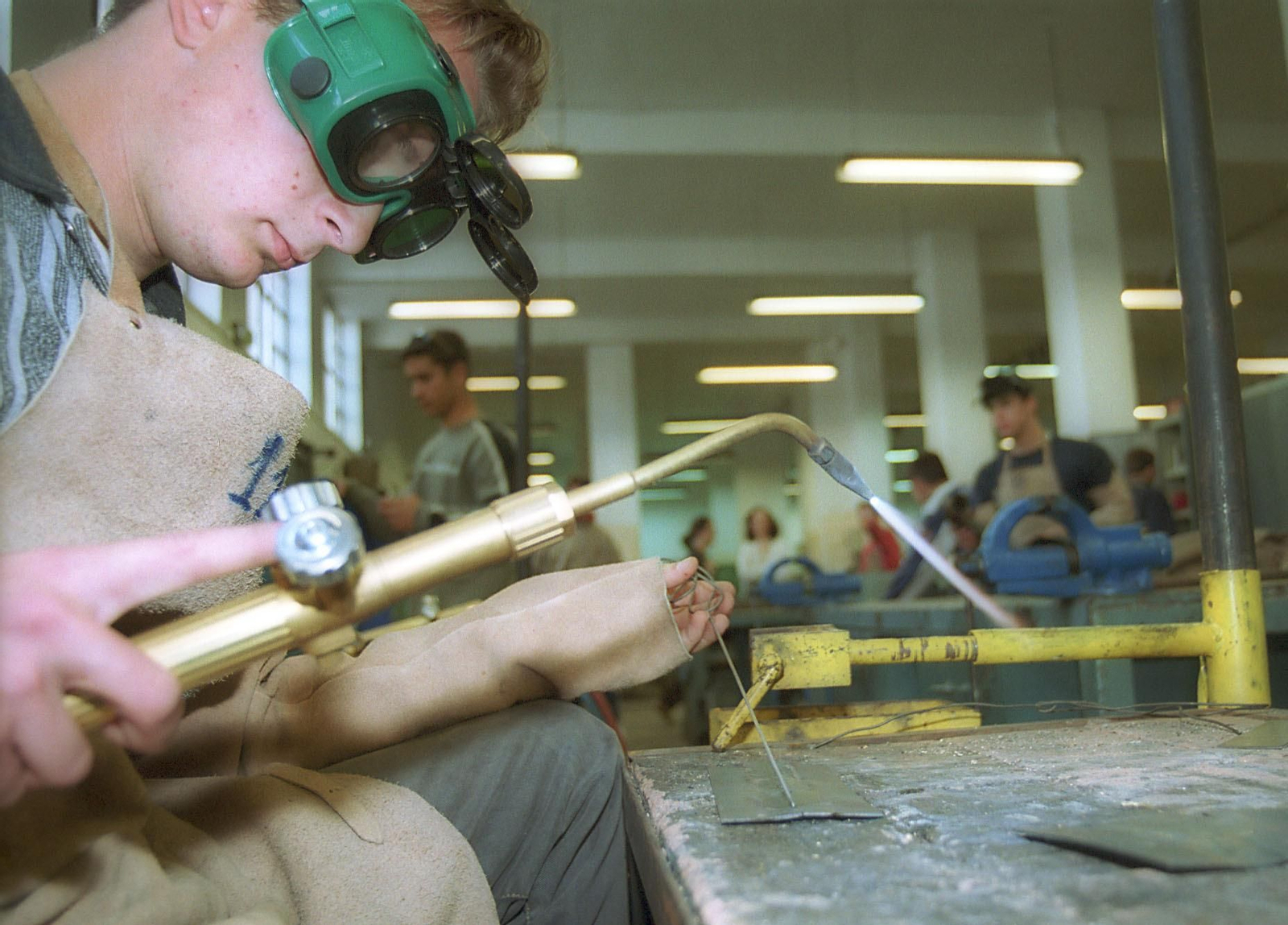 Un joven aprende a soldar en una clase de Formación Profesional.