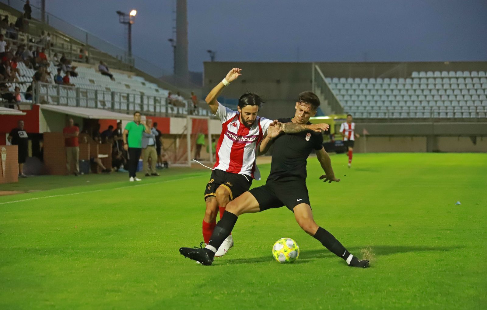 Antoñito pugna por el balón ante un adversario nazarí.