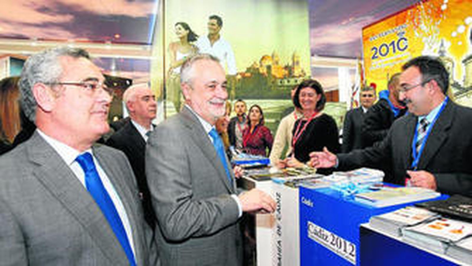 El presidente de la Junta de Andalucía, José Antonio Griñán, visita el expositor de Cádiz en Fitur acompañado del gerente del Patronato, Manuel González, y el consejero Luciano Alonso..