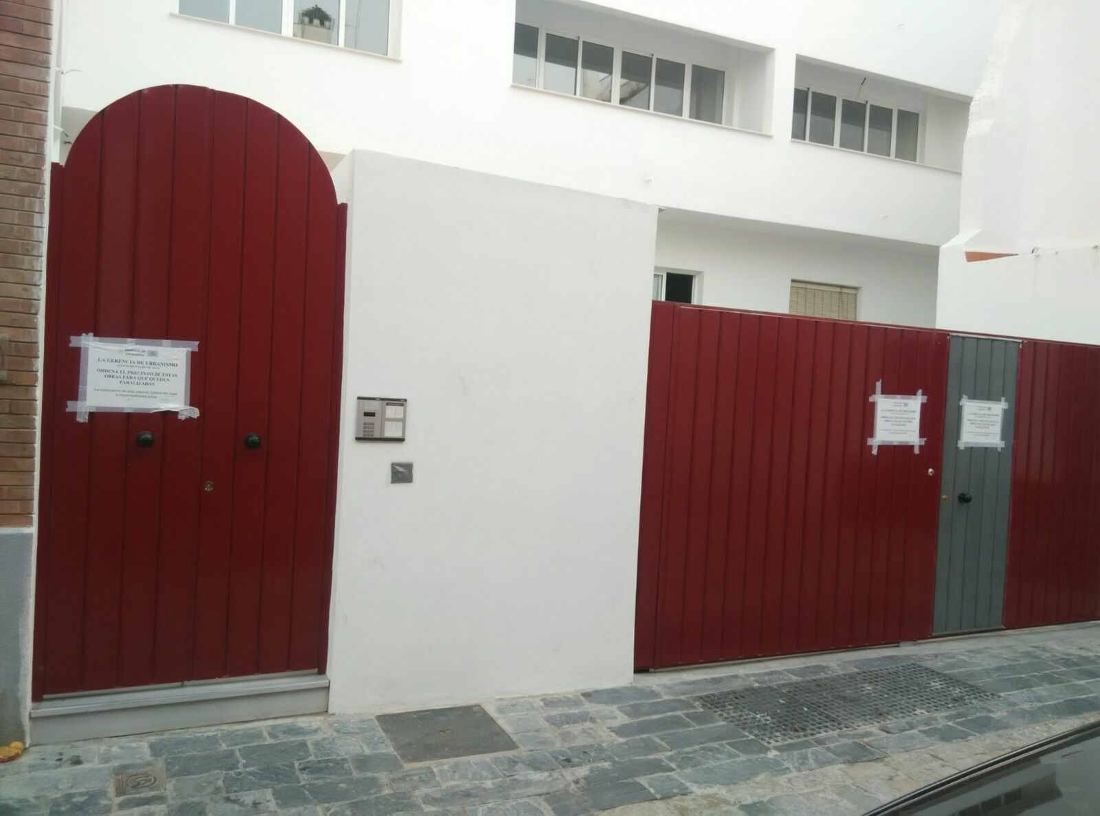 Fachada principal del edificio reformado para su venta en pisos con garaje y piscina.