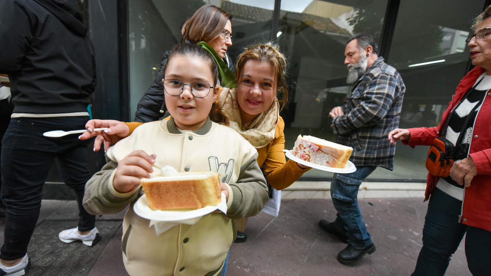 El III roscón de Reyes gigante solidario de Algeciras, en imágenes
