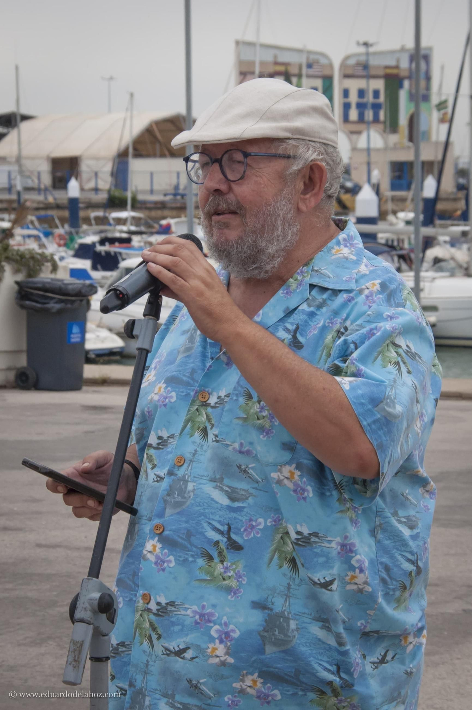 "Dicen que llevo camisas extrafalarias y yo digo ¡Sí, sí!"