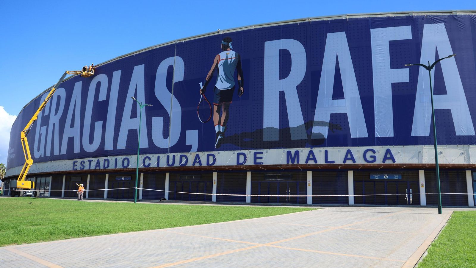 La pancarta de homenaje a Rafa Nadal en el Ciudad de Málaga, en imágenes