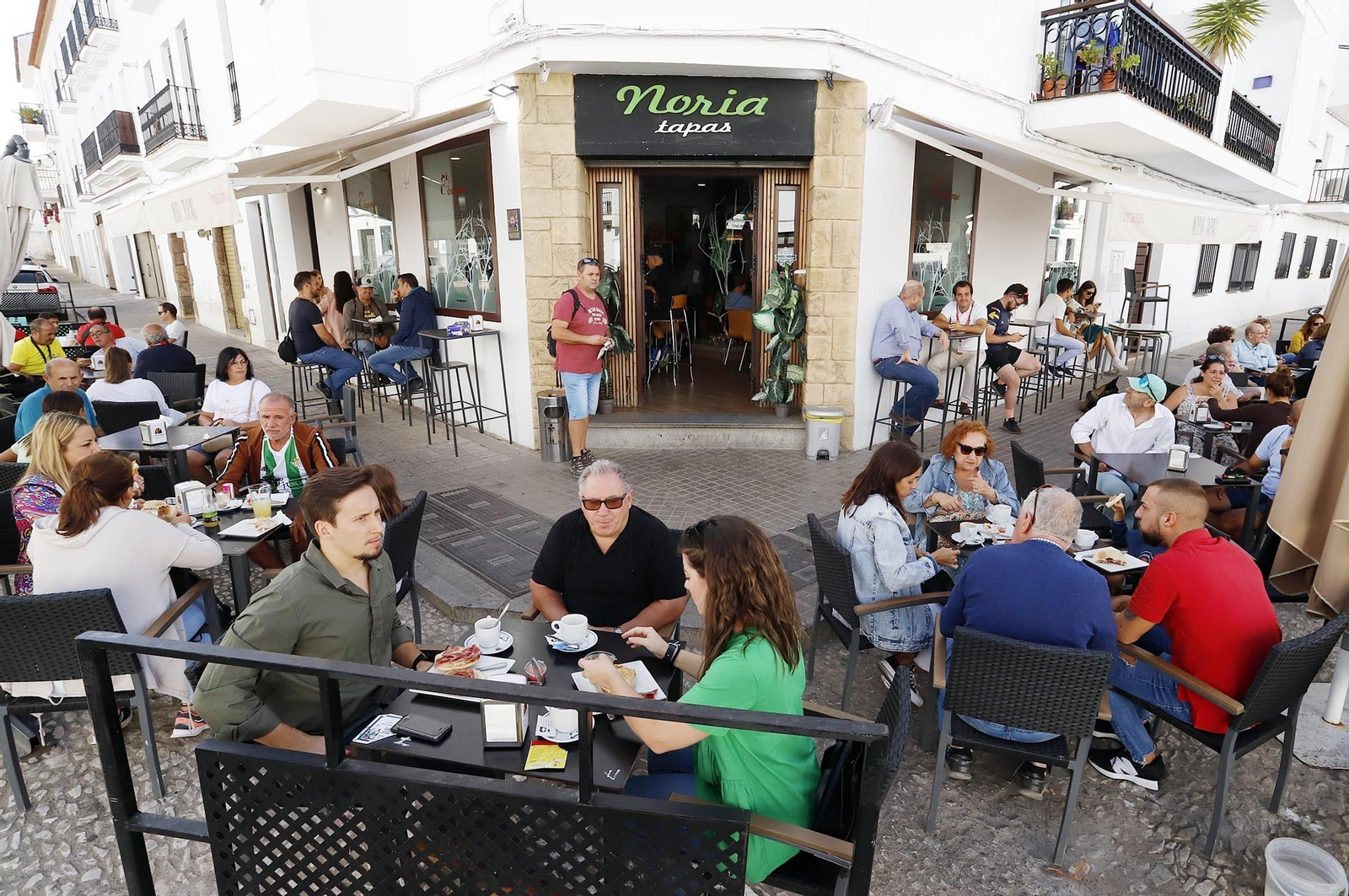 Gran ambiente en Aracena para ver la salida de la Vuelta Ciclista a España, en imágenes