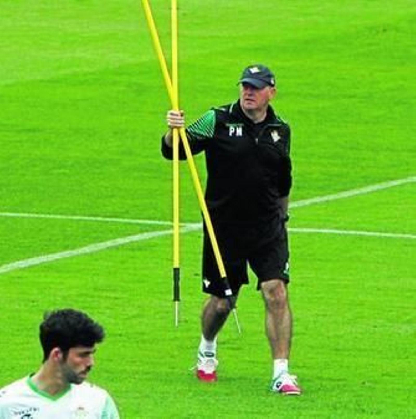 Pepe Mel traslada unas picas en el césped de Los Bermejales.