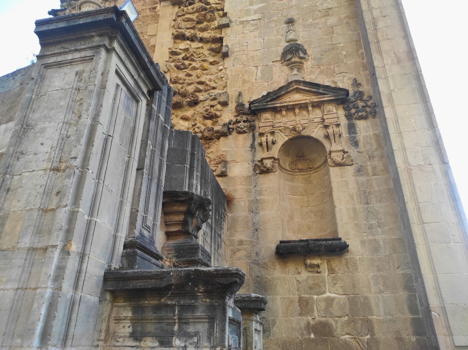 Detalles ornamentales que aún resisten al paso del tiempo en la antigua iglesia de Santa María.