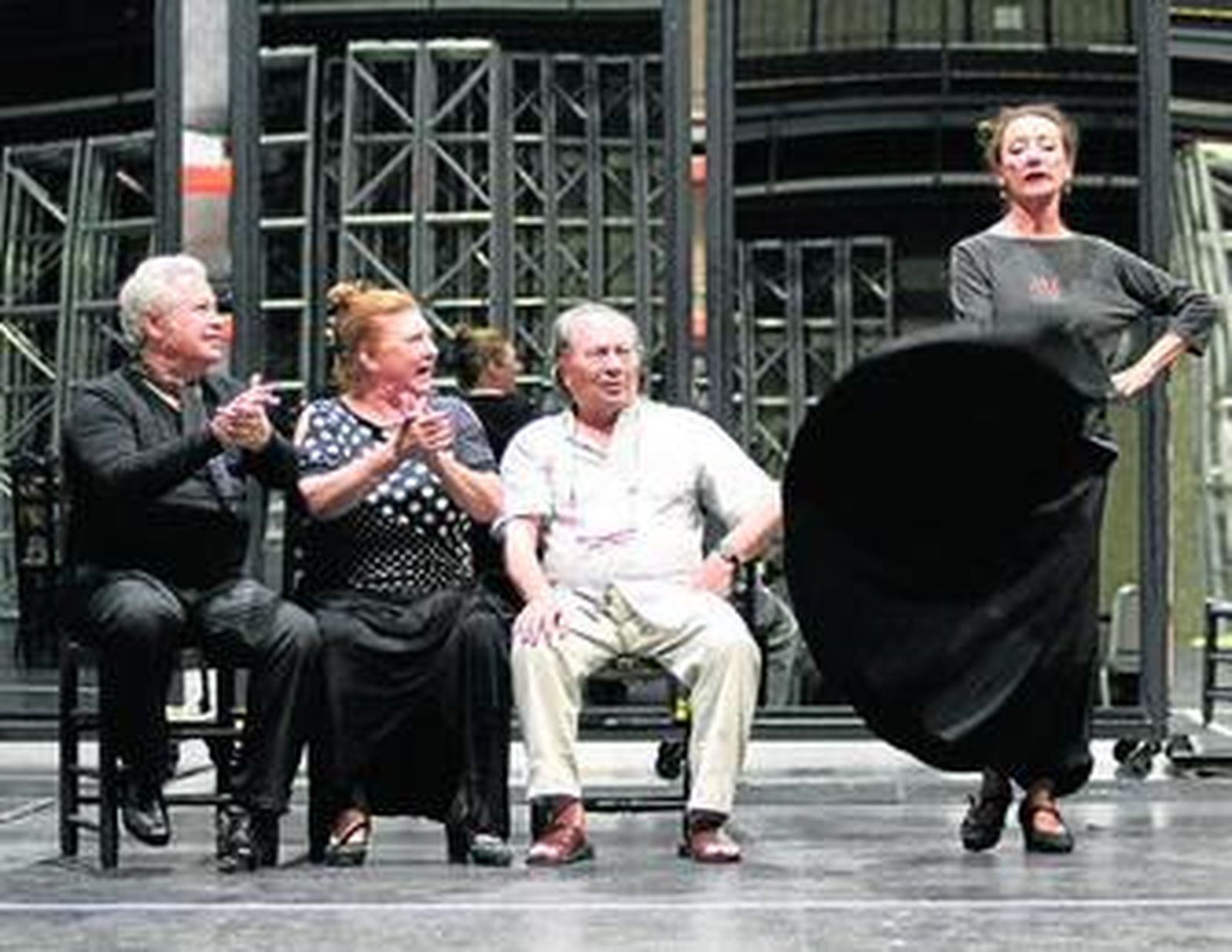 José Galván, Milagros Menjíbar y Manolo Marín contemplan el baile de Ana María Bueno, ayer en un ensayo del espectáculo.