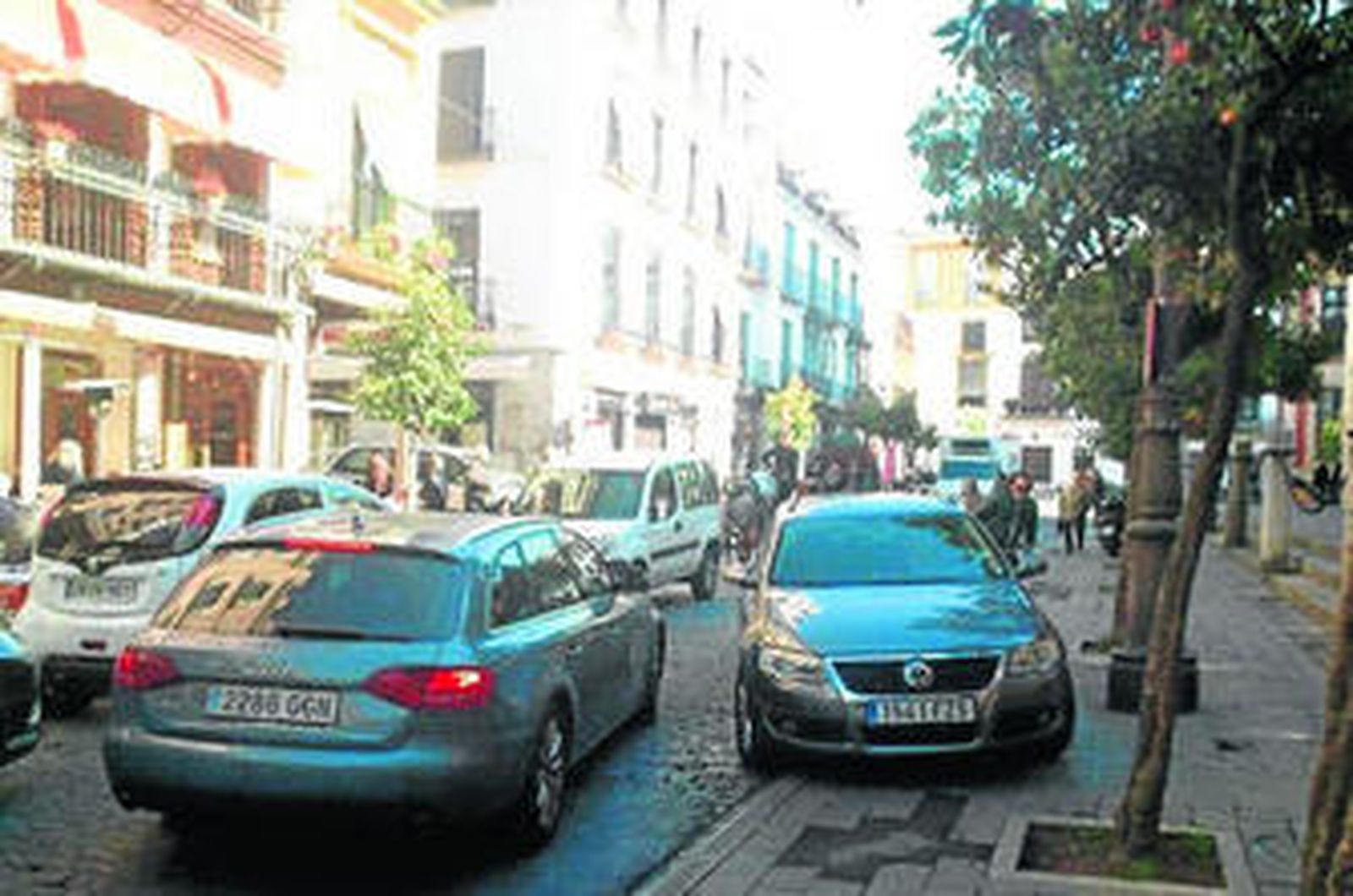 Vehículos mal aparcados en la calle Alemanes.
