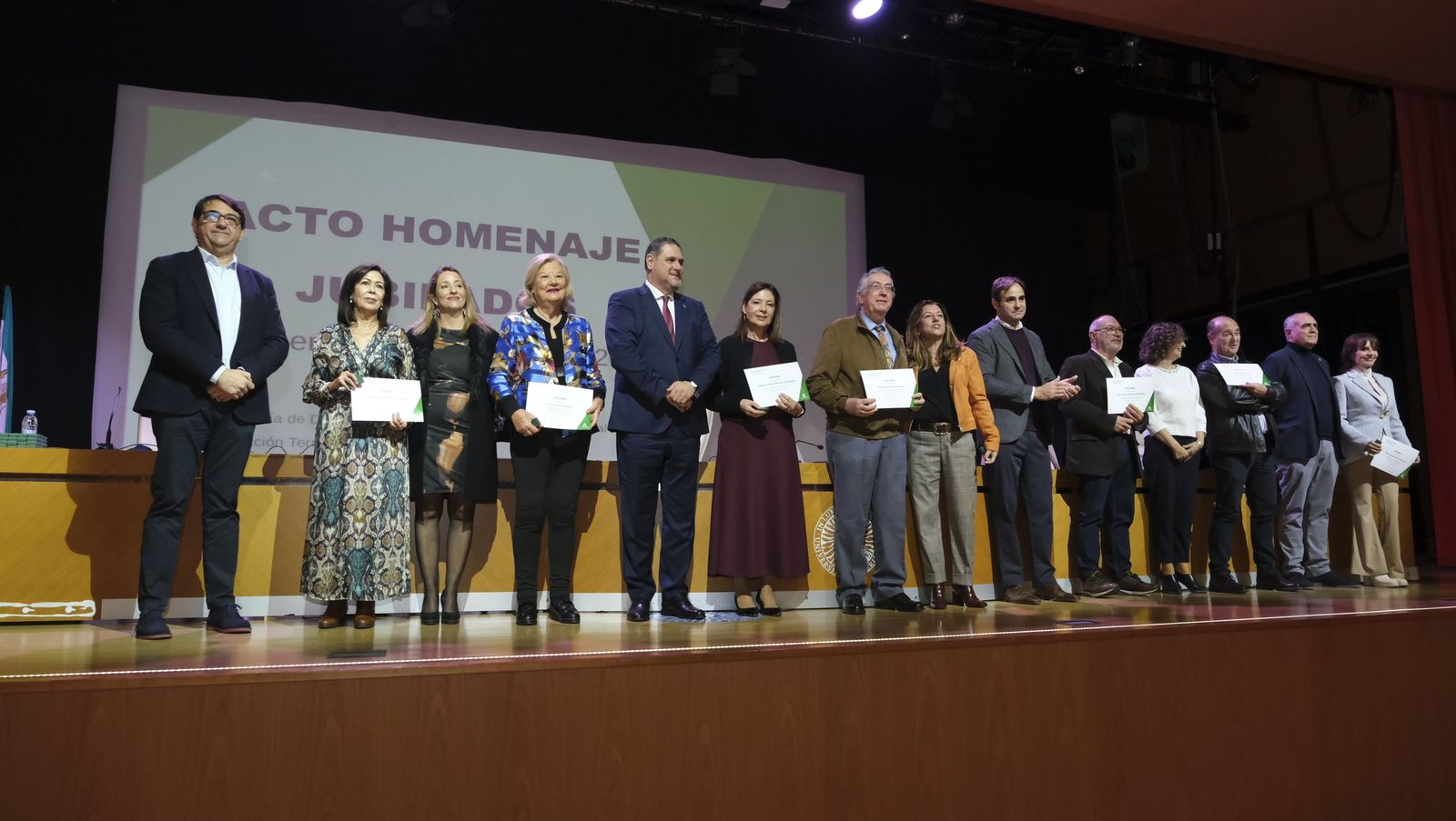 Los maestros docentes jubilados reciben su homenaje en la paraninfo de la UAL