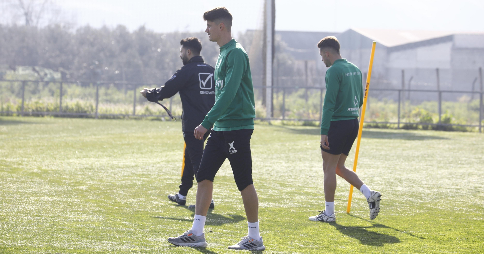Carlos García e Isma Ruiz entrenan al margen junto a Eu Gavilán. Carlos García e Isma Ruiz entrenan al margen junto a Eu Gavilán.