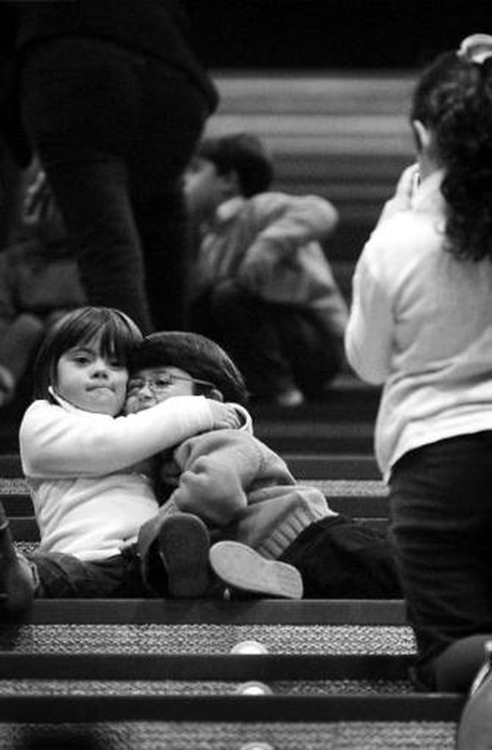 Unos niños juegan en las escaleras del auditorio del Palacio.
