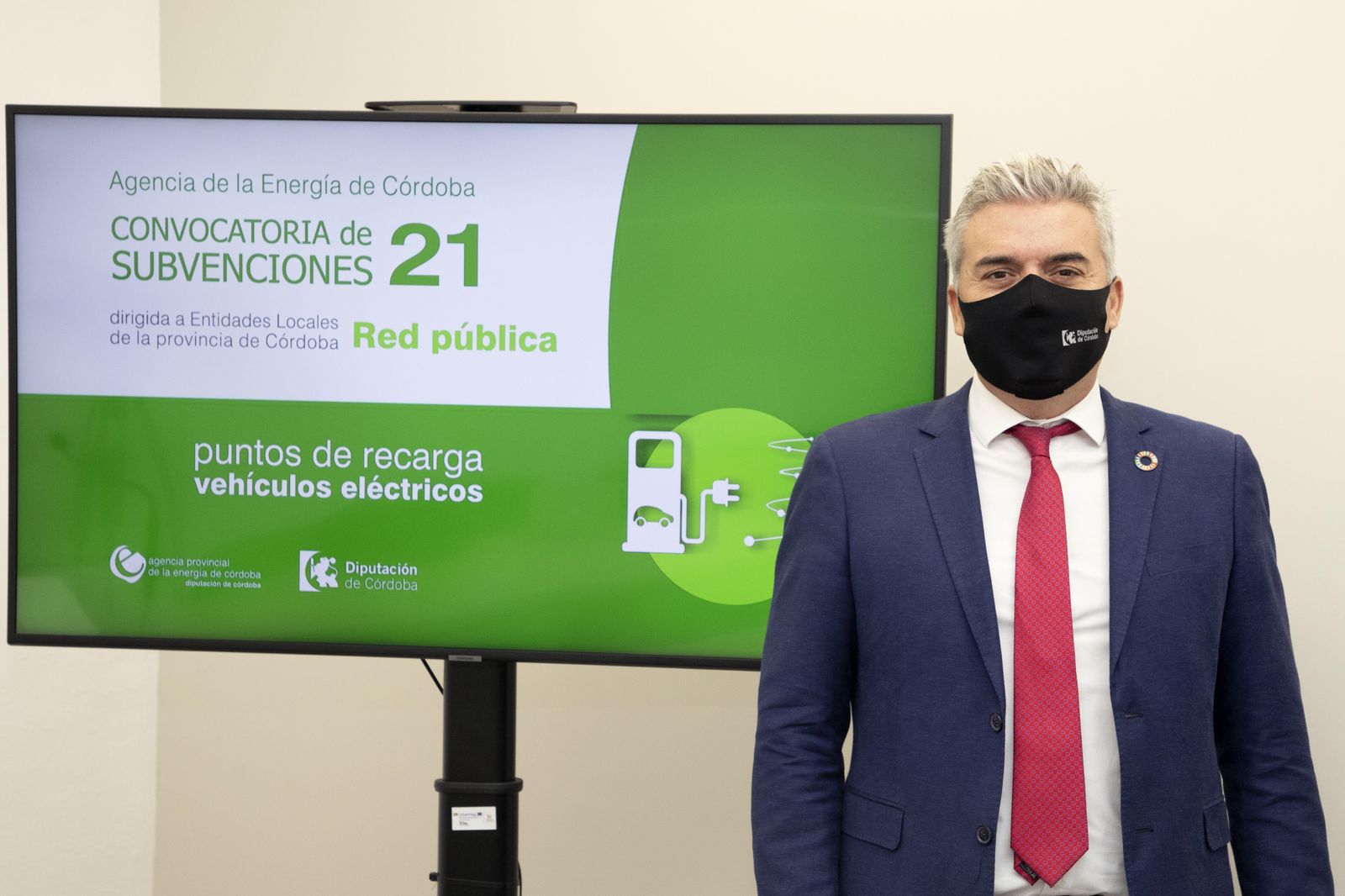 Víctor Montoro presenta el programa.