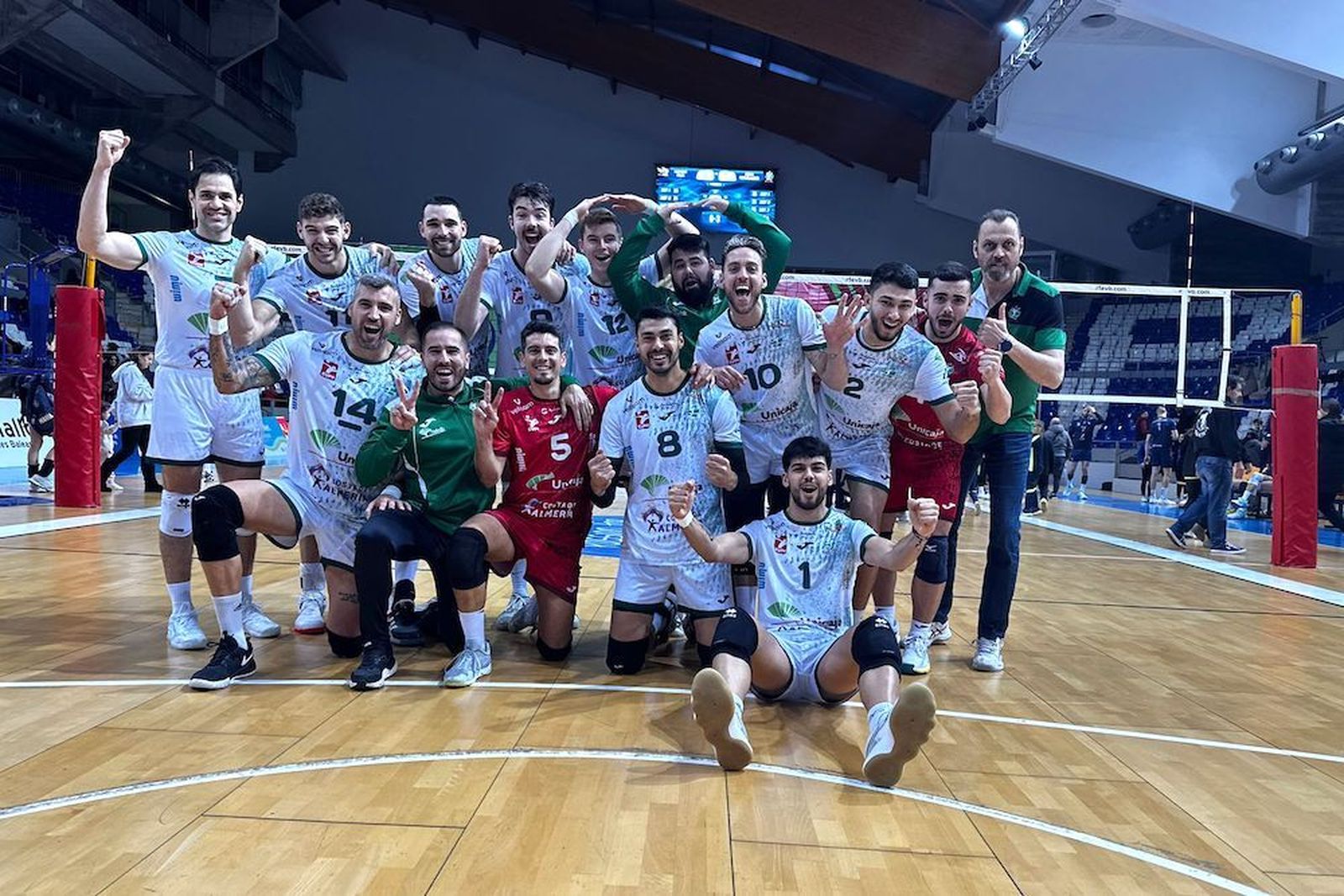 Los ahorradores celebran su contundente triunfo ante Vóley Palma en su visita a Son Moix.