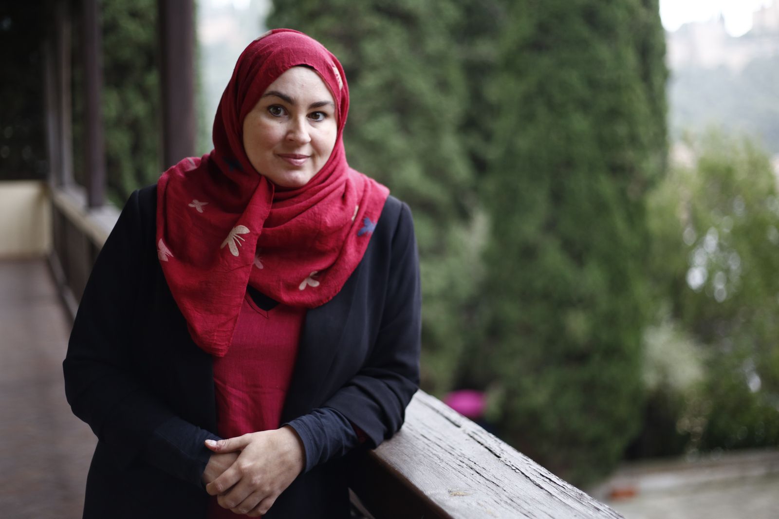 La autora de 'Por qué el islam' posa antes de su charla en la primera Feria del Libro Hispanoárabe de Granada.